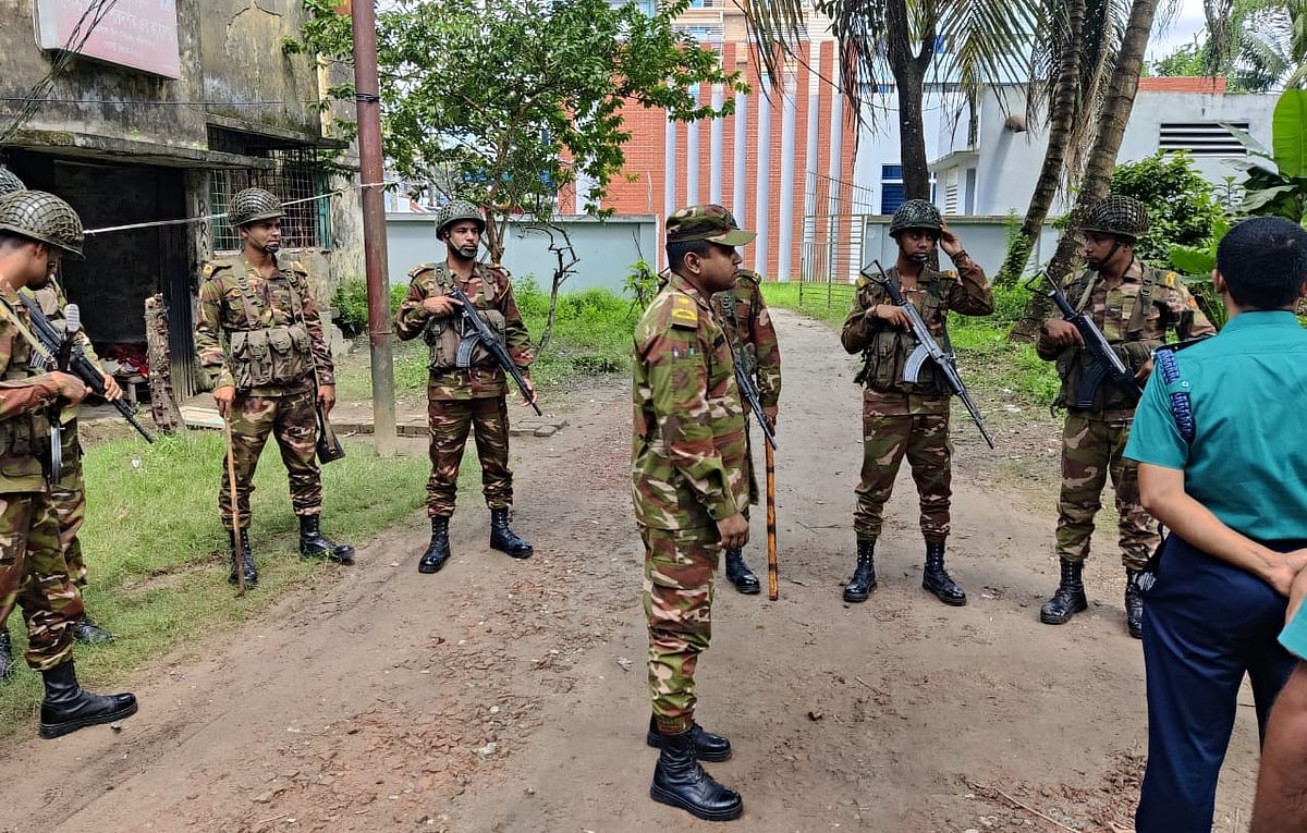বরিশাল নগরের ডাক বিভাগের কার্যালয় সেনা ও পুলিশ সদস্যরা ঘিরে রেখেছেন